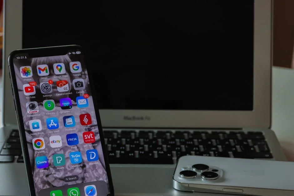 Gros plan sur une main tenant un smartphone avec le hashtag #micropreneur à l’écran, symbolisant l’entrepreneuriat.
